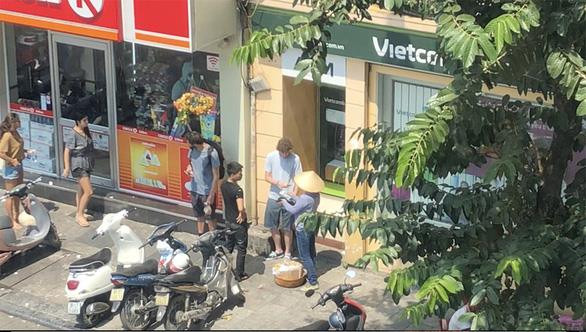 Những hành vi của nhóm đối tượng bán bánh rán và đánh giày trấn lột khách du lịch tại hồ Hoàn Kiếm đã được camera của một đơn vị báo chí ghi lại và nhanh chóng trở thành sự kiện hot trên MXH.