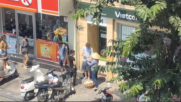 Những hành vi của nhóm đối tượng bán bánh rán và đánh giày trấn lột khách du lịch tại hồ Hoàn Kiếm đã được camera của một đơn vị báo chí ghi lại và nhanh chóng trở thành sự kiện hot trên MXH.