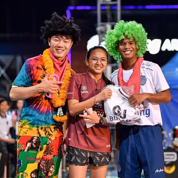 Như nắm bắt được độ phủ sóng rộng, tất cả mọi hành động của tiền vệ Xuân Trường đều được trang chủ của CLB Buriram chia sẻ nhiệt tình.