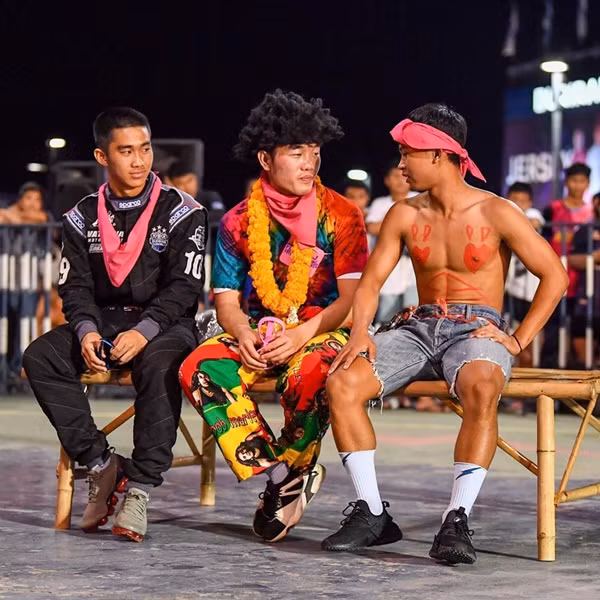 Trong đó có thể kể tới việc Lương Xuân Trường tạo nên những cơn sốt truyền thông. Cụ thể, trên trang MXH của CLB Buriram, các fan Việt thay vì chưa từng quan tâm đến fanpage của CLB Thái thì giờ đây đổ xô vào đây tìm kiếm những hình ảnh của chàng tiền vệ này.