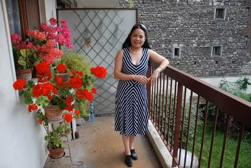 Chị Hiệu Constant cùng gia đình đang sống tại một căn chung cư trên phố Cronstadt, quận XV, Paris, Pháp. Chị chia sẻ: "Người Pháp rất yêu cây cảnh, thích làm vườn. Hầu hết các gia đình ở Pháp đều trồng rau, trồng hoa trên ban công".