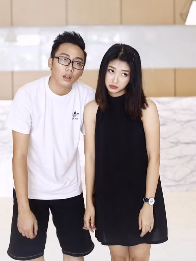 Nếu theo dõi Facebook của Ginô Tống, bạn sẽ thường xuyên được "chiêu đãi" những clip mà anh chàng đi "phá làng phá xóm", lôi bạn bè ra để chọc ghẹo hay thậm chí là tự làm xấu mình.