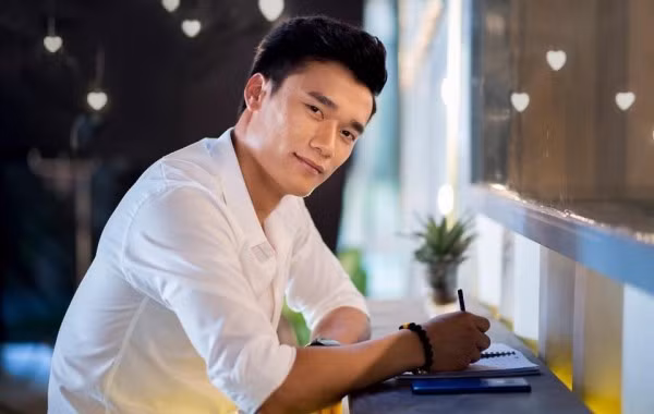 Sau giải đấu U23 Châu Á, thủ môn với vẻ ngoài lạnh lùng với những pha cứu thua trông thấy cho tuyển nhà, Bùi Tiến Dũng gây sự chú ý lớn với người hâm mộ trong và ngoài nước.