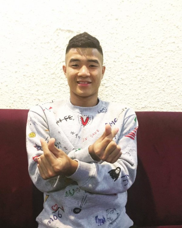 Không khó hiểu khi Hà Đức Chinh đứng ở vị trí thứ 4. Tài năng sân cỏ không cần bàn đến nữa, điểm nổi bật nhất của chàng Chinh “đen” nằm ở tính cách siêu hài hước, lầy lội.