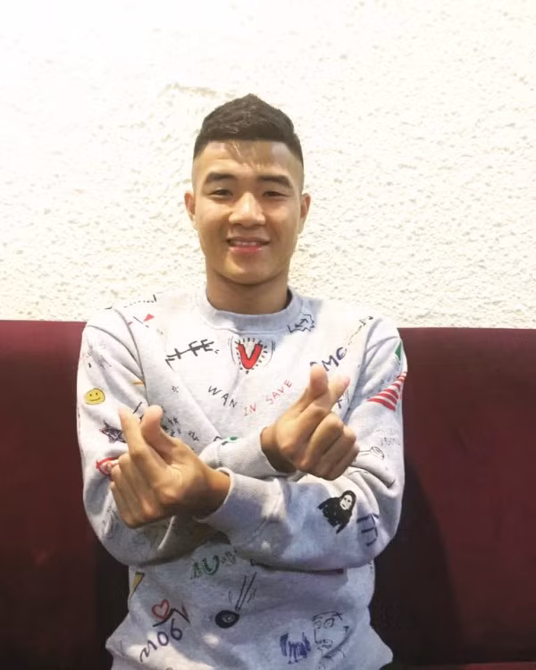 Không khó hiểu khi Hà Đức Chinh đứng ở vị trí thứ 4. Tài năng sân cỏ không cần bàn đến nữa, điểm nổi bật nhất của chàng Chinh “đen” nằm ở tính cách siêu hài hước, lầy lội.