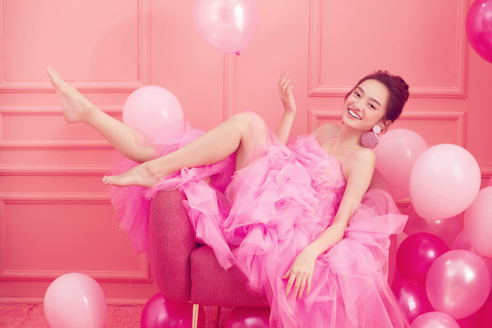 Nhân dịp bước qua tuổi 20, hot girl "Em chưa 18" Kaity Nguyễn đã cho ra mắt bộ ảnh mới khiến CĐM và đặc biệt là các fan của cô nàng cảm thấy vô cùng ngọt ngào.