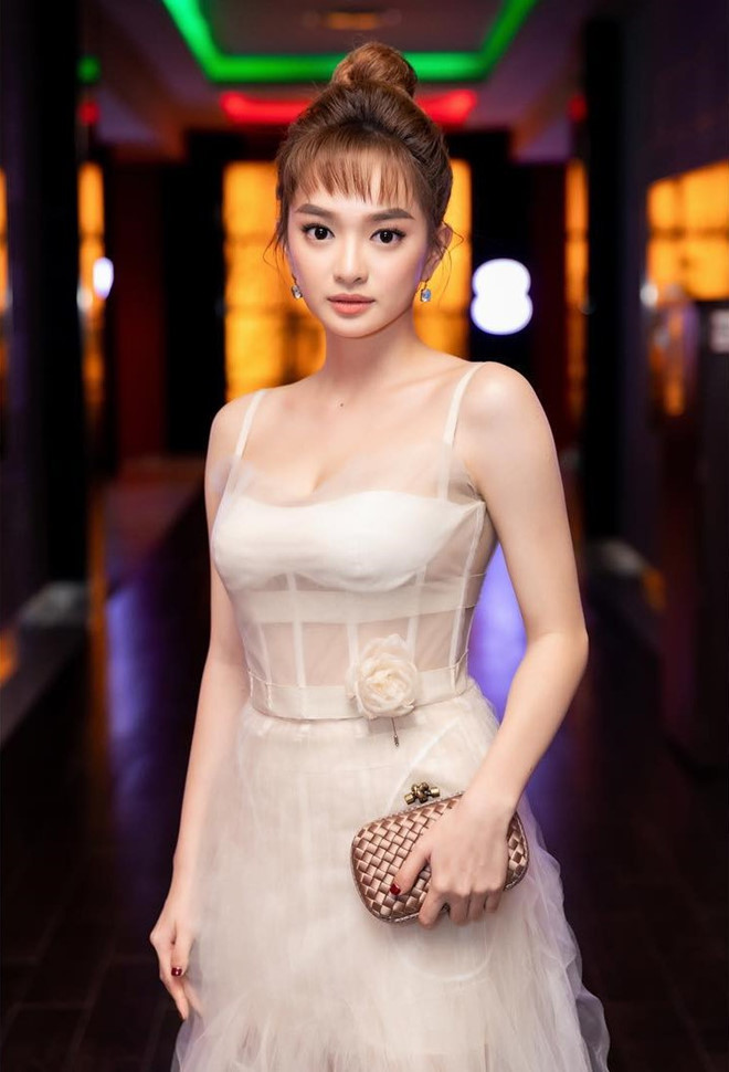 Kaity gây ấn tượng bằng gương mặt xinh đẹp lẫn đôi mắt “biết nói”, nhờ tích cực theo đuổi chế độ ăn uống cùng luyện tập hợp lí, cô nàng còn khiến mọi người phải trầm trồ trước thân hình ngày một thanh thoát.