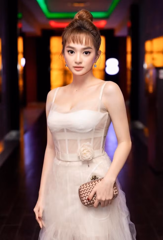 Kaity gây ấn tượng bằng gương mặt xinh đẹp lẫn đôi mắt “biết nói”, nhờ tích cực theo đuổi chế độ ăn uống cùng luyện tập hợp lí, cô nàng còn khiến mọi người phải trầm trồ trước thân hình ngày một thanh thoát.