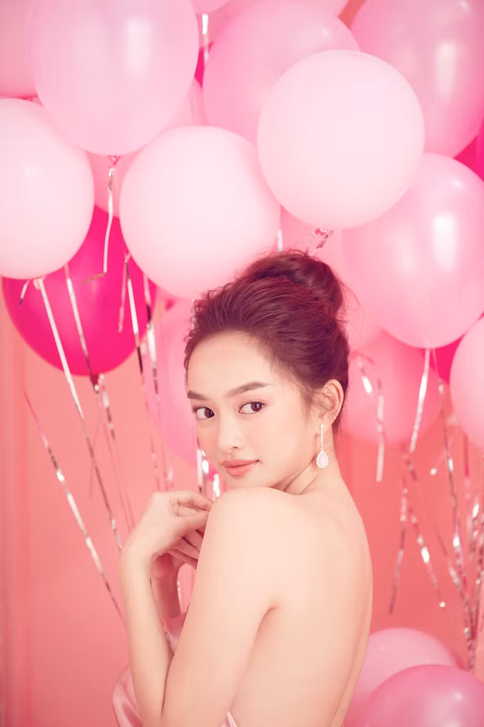 Sử dụng màu hồng làm chủ đạo, hot girl Kaity Nguyễn gây ấn tượng mạnh bằng việc thể hiện hai sắc thái hoàn toàn trái ngược nhau: lúc thì trông có vẻ nhí nhảnh, tinh nghịch, khi thì lại dịu dàng, quyến rũ lạ thường.