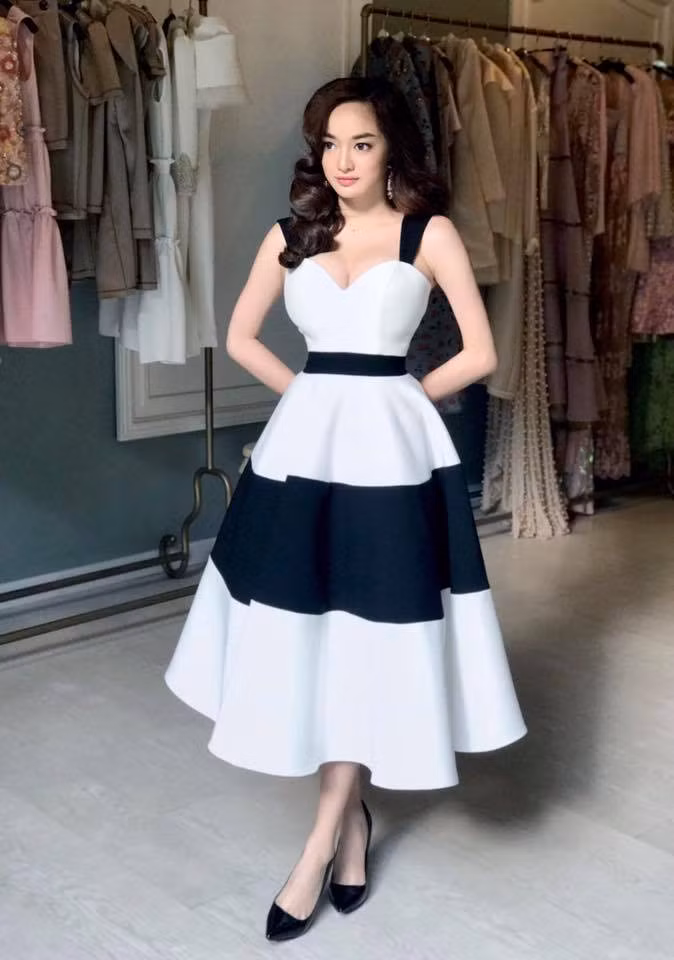 Ngoài điện ảnh, Kaity cũng được dân mạng rất chú ý bằng phong cách thời trang hợp tuổi của mình.