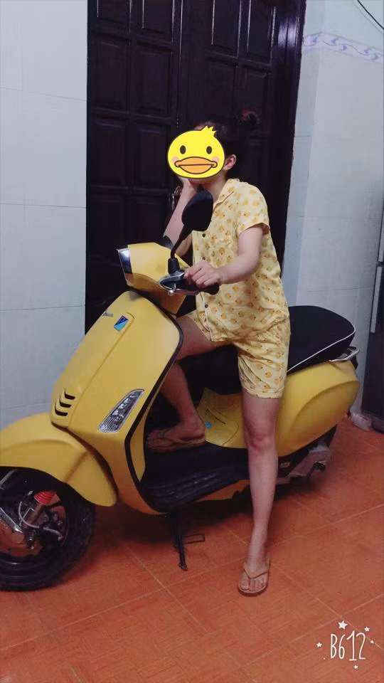 Mặc bộ pijaman vịt vàng cưỡi xe vàng ra đường thì chắc ăn chơi nhất Vịnh Bắc Bộ.