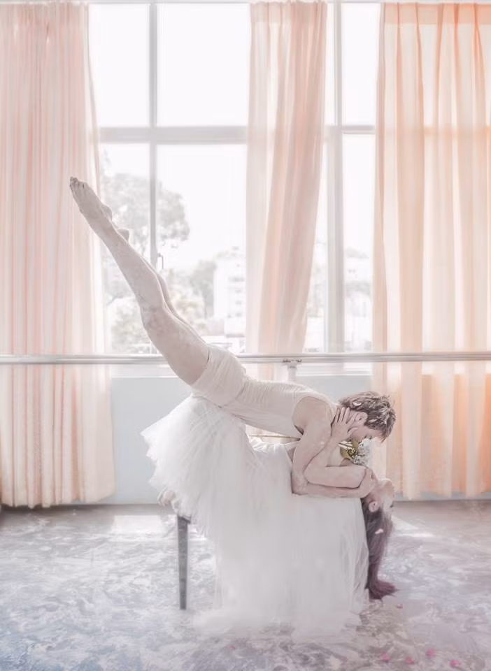 Mới đây, cặp đôi vũ công Đặng Đình Lộc và Phạm Xuân Thảo đã mang bài biểu diễn mang tên Vũ điệu tình yêu cực đẹp trở thành bộ ảnh cưới để đời của mình. Ảm: Kinh O Tròng.