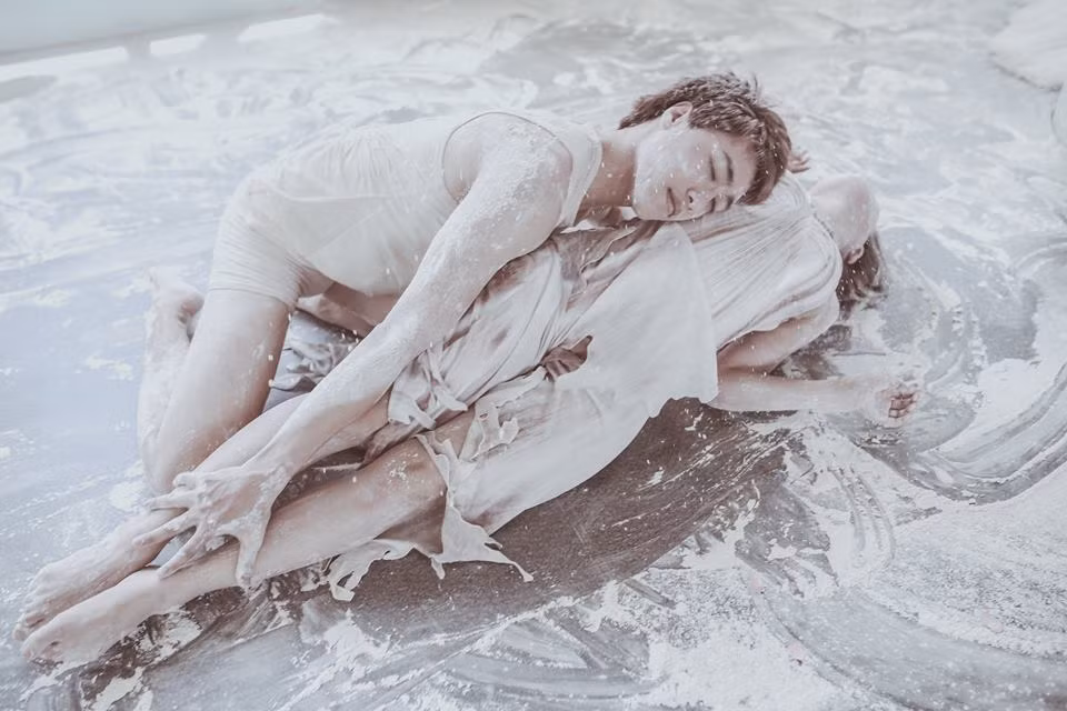 Tình cảm của cặp đôi này dần dần nảy nở qua những buổi tập cùng nhau. Nhưng mãi đến năm lớp 12, Đình Lộc mới quyết định bày tỏ tình cảm để không đánh mất cô gái mà mình yêu. Họ đã phải trải qua rất nhiều chuyện, rất nhiều những thăng trầm và thời gian mới gắn kết bên nhau.