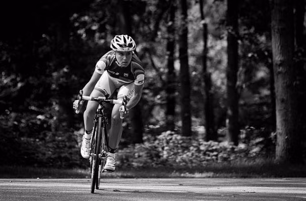 Van Vleuten đã bất tỉnh một lúc trước khi lấy lại ý thức trong xe cứu thương. Kết quả chụp chiếu sau đó cho thấy cua-rơ người Hà Lan có 3 vết nứt ở xương sống. Cô nàng này hiện tại vẫn đang điều trị trong bệnh viện.