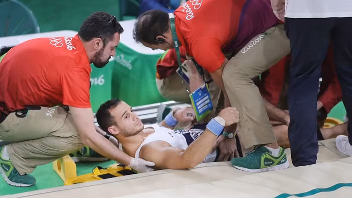 Cho đến thời điểm này, nhiều người vẫn còn bị ám ảnh khi chứng kiến chấn thương khủng khiếp của VĐV người Pháp Said. Cú tiếp đất không tốt ở bài thi nhảy ngựa khiến chân trái của Said đã gãy làm đôi.