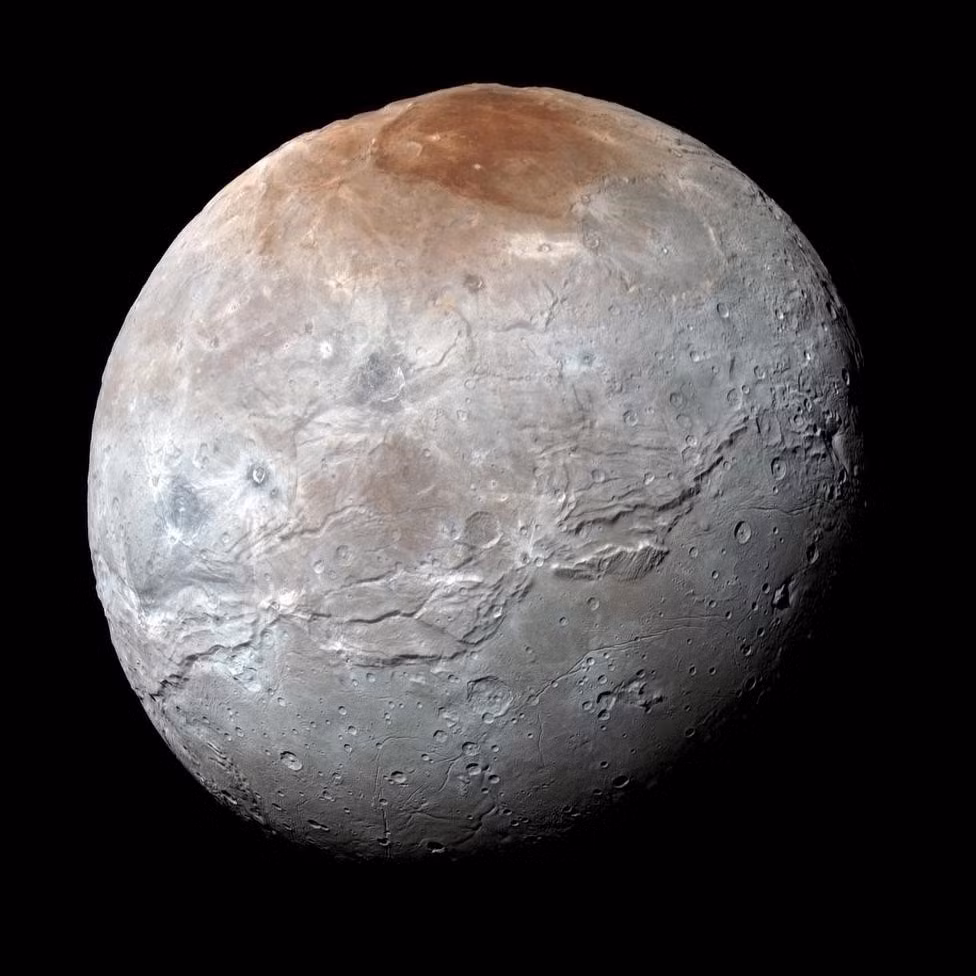 Vẻ đẹp huyền ảo của Charon, mặt trăng lớn nhất của Sao Diêm Vương, được chụp bởi tàu vũ trụ Horizons của NASA . Phần màu đỏ ở đỉnh của nó được các nhà khoa học giải thích là do hấp thụ metan từ bầu khí quyển của sao này.