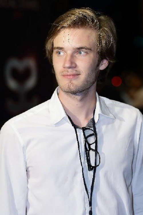 Trò chơi điện tử của PewDiePie có gần 40 triệu người đăng ký chơi. PewDiePie là một ngôi sao người Thụy Điển, tên thật là Felix Kjellberg. PewDiePie đã kiếm được 12 triệu USD trong năm vừa qua và là một trong những người kiếm tiền nhiều nhất năm 2015.