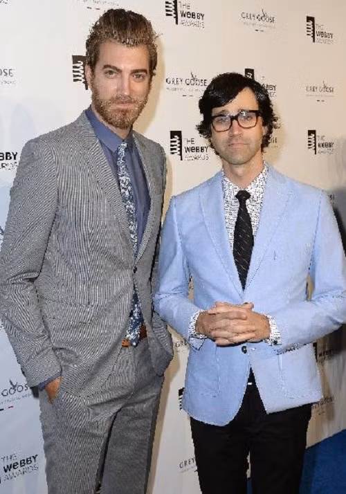Rhett &amp; Link tên thật là Rhett McLaughlin và Charles Lincoln Neal III, họ đã kiếm tiền trên Youtube nhờ các video hài của mình. Phần lớn số tiền của họ kiếm được đều đến từ những video tài trợ. Họ có những giao dịch với Gillette, Wendy, Toyota, và còn rất nhiều thương hiệu, nhãn hàng lớn nổi tiếng khác. Năm vừa qua, họ kiếm được 4,5 triệu USD.