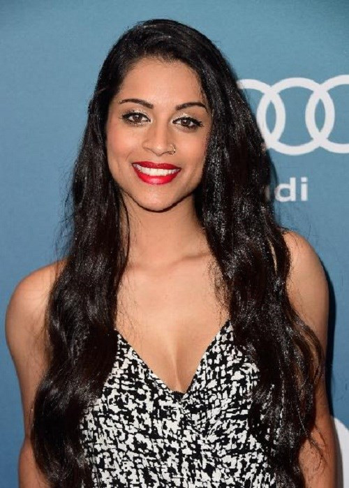 Lilly Singh là một diễn viên hài nổi lên tiếng trên Youtube với tên gọi Superwoman. Lilly thường xuyên đi du lịch vòng quanh thế giới và cô đã đến 27 thành phố lớn trên thế giới. Năm nay, cô kiếm được 2,5 triệu USD.