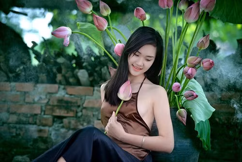Hot girl được dân mạng nhắc tới nhờ vẻ xinh đẹp trong bộ ảnh áo yếm bên hồ sen có tên Nguyễn Đặng Huyền Trang, sinh năm 1997, quê ở Gia Viễn, Ninh Bình. Hiện cô bạn này, là sinh viên năm thứ 2 khoa Quản trị dịch vụ du lịch lữ hành trường Đại học Thăng Long, Hà Nội.