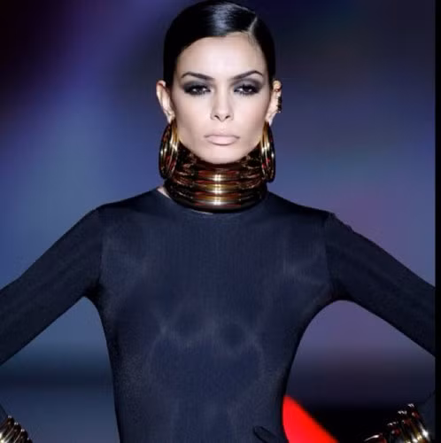 Ve dep cua chan dai cao 1m80 khien Dani Alves me met