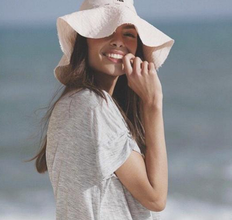 Joana Sanz sinh ra tại Tenerife, cô sở hữu số đo "chuẩn không phải chỉnh" (90-61-90) và đang là người mẫu có tiếng tại Tây Ban Nha.