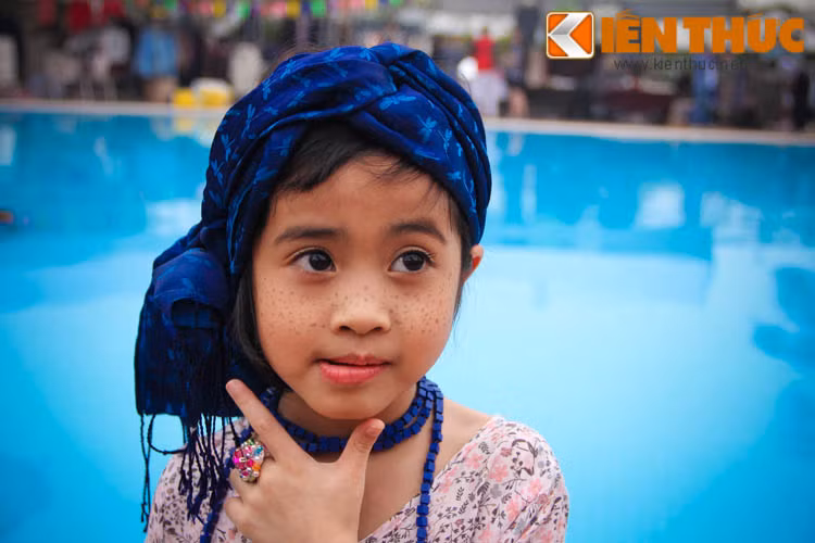 Một cô bé được mẹ hóa trang thành cô nàng du mục với chiếc khăn cuốn trên đầu và những nốt chấm tàn nhan.