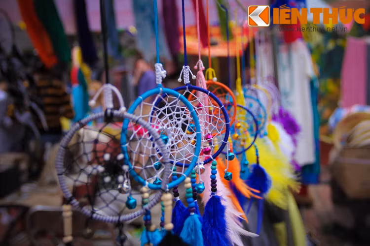 Chiếc vòng dream catcher là vật dụng đã từng làm mưa làm gió trong cộng đồng trẻ thời gian trước đây cũng góp mặt trong hội chợ dành cho dân nghiền phong cách Bohemian.