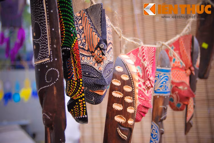 Mặt nạ gỗ, một dụng cụ được rất nhiều người dân Di-gan sử dụng trong các lễ hội để xua đuổi tà ma cũng được bày bán.