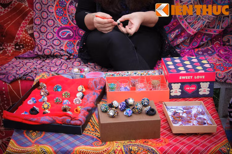 Bohemian Street thực chất là buổi Offline đầy ngẫu hứng dành cho các tín đồ Bohemian trên khắp địa bàn Hà Nội với hơn 50 góc thời trang mang hơi thở phóng khoáng và đầy màu sắc.