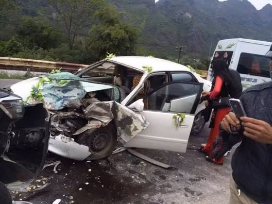 Trước đó rất nhiều vụ tai nạn trong ngày đón dâu đã được báo chí đăng tải, điển hình như cách đây hơn 1 năm, ở Lạng Sơn chiếc xe đón dâu màu trắng gặp tai nạn khiến cô dâu nhập viện cấp cứu đã khiến cộng đồng mạng lo lắng và rùng mình.