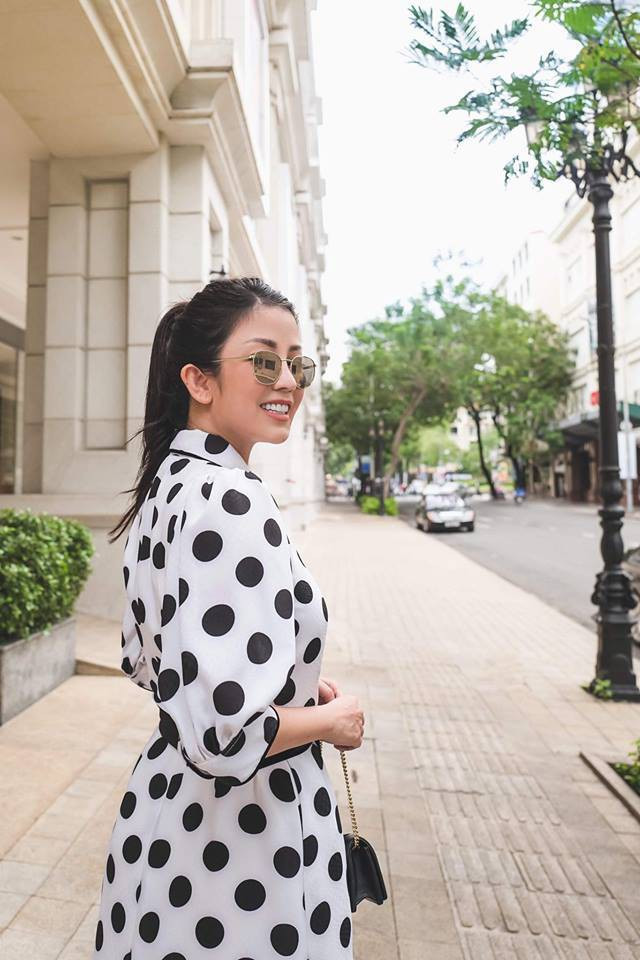 Khi nhắc đến những bà mẹ U50 chắc hẳn nhiều người sẽ nghĩ tới những làn da bắt đầu lão hóa, đồi mồi nhăn nheo và thân hình có đôi chút "chảy". Tuy nhiên, với bà mẹ tuổi 46 Hà thành có tên Ngô Kim Thoa thì dường như chưa xuất hiện dấu hiệu lão hoá và chính bởi vậy, cô được ví như mới 20 chẳng đúng với độ tuổi 46 trong chứng minh nhân dân của mình.