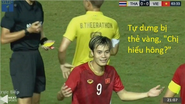 Vào can đồng đội, Văn Toàn bị thẻ vàng "chị hiểu hông?".