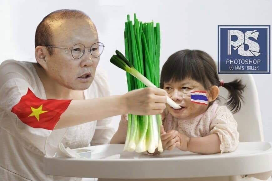 Cách mà HLV Park Hang-seo cho HLV Sirisak Yodyardthai ăn hành.