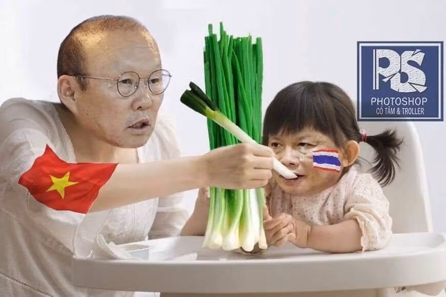 Cách mà HLV Park Hang-seo cho HLV Sirisak Yodyardthai ăn hành.