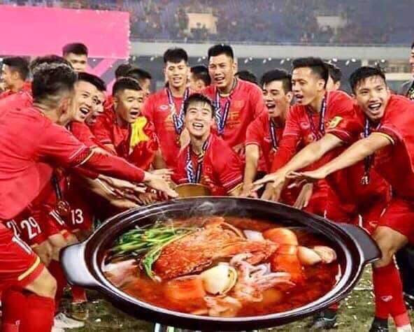 Nhiều dân mạng dí dỏm cho rằng, trận thắng của ĐTQG Việt Nam trước Thái Lan được miêu tả qua nồi lẩu Thái khủng lồ mà người chế biến chính là "Ông Park Vê Lốc".