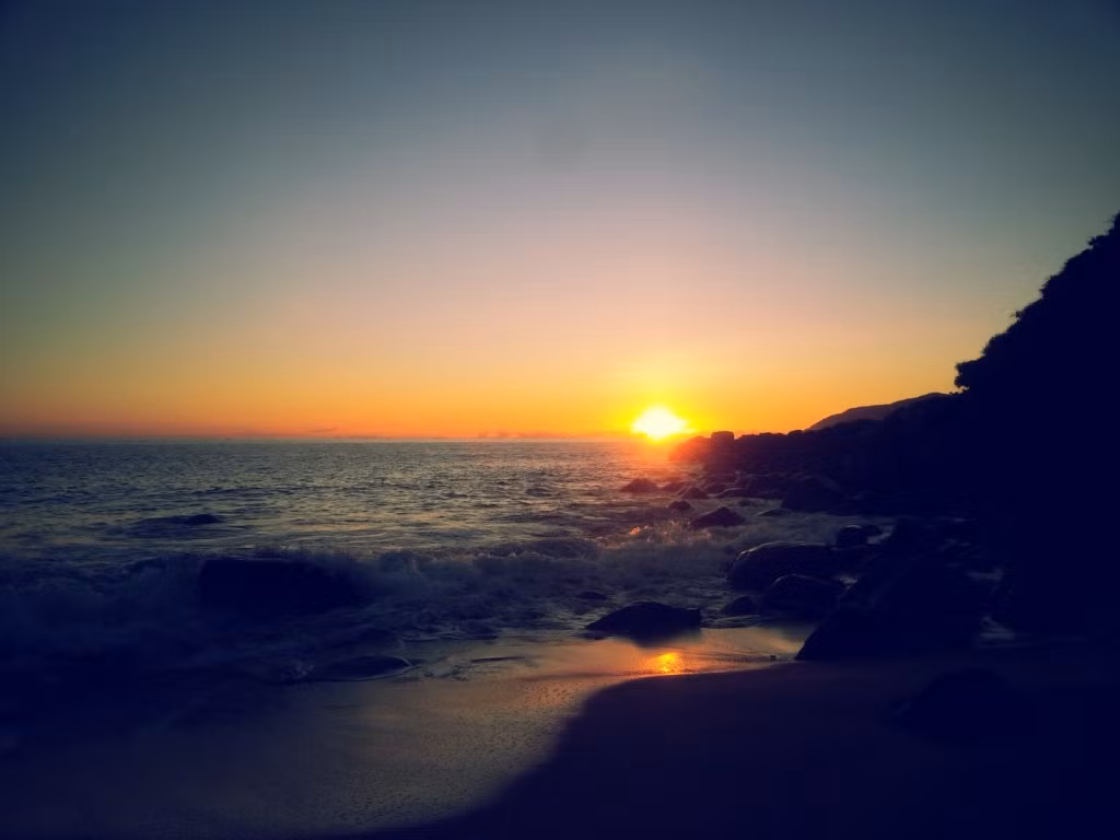 Bãi Xoan là bãi đẹp nhất và nhiều cua ốc nhất ở làng Vân. Nhưng có điều tắm ở đây không được vì đây là vùng nước xoáy. Ở làng Vân chỉ riêng bãi này mới ngắm được bình minh.