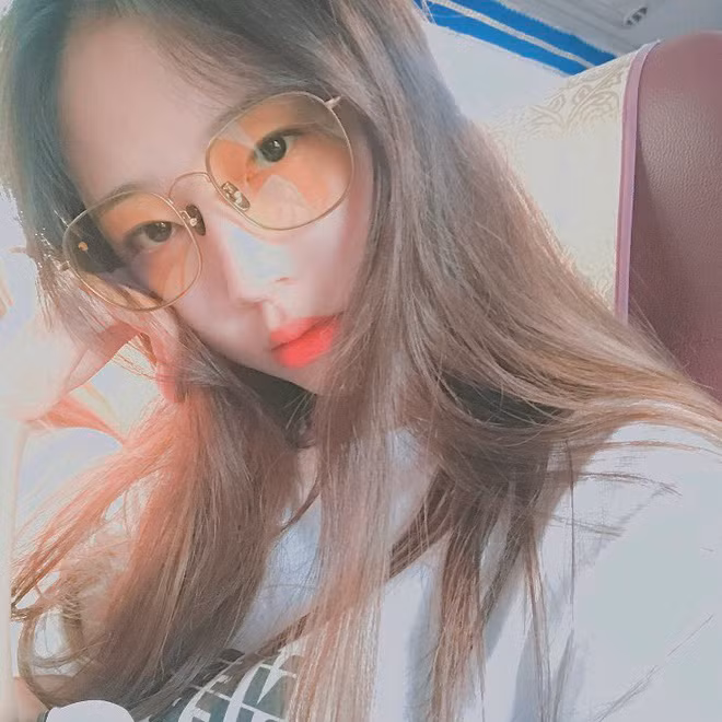 Gương mặt V-line thời thượng, đôi mắt trong veo, sống mũi cao cùng làn da trắng hồng, dù khi cười hay lúc bình thường, Stephanie khiến nhiều người trầm trồ vì ngoại hình của mình