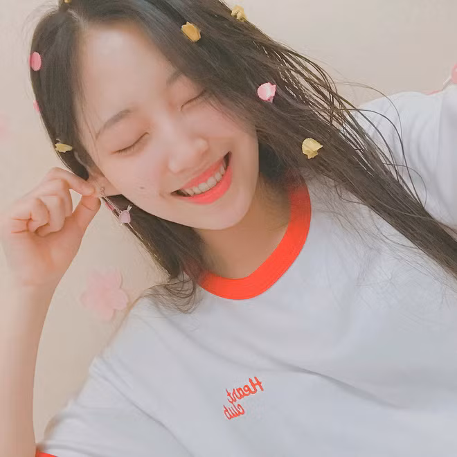 Cô gái 9X Hàn Quốc được nhắc tới phía trên có tên là Kim Haeri, hay còn gọi là Stephanie sinh năm 1999, hiện đang sinh sống và học tập tại thủ đô Seoul.