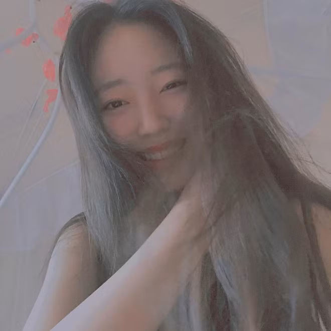 Theo nhiều người nhận xét, khi Stephanie cười, cô bạn này có những nét khá tương đồng với nữ ca sĩ nổi loạn Sulli cựu thành viên nhóm nhạc F(x). Đây cũng chính là nguyên nhân mà cô nàng sinh năm 1999 này được nhiều người để mắt tới.