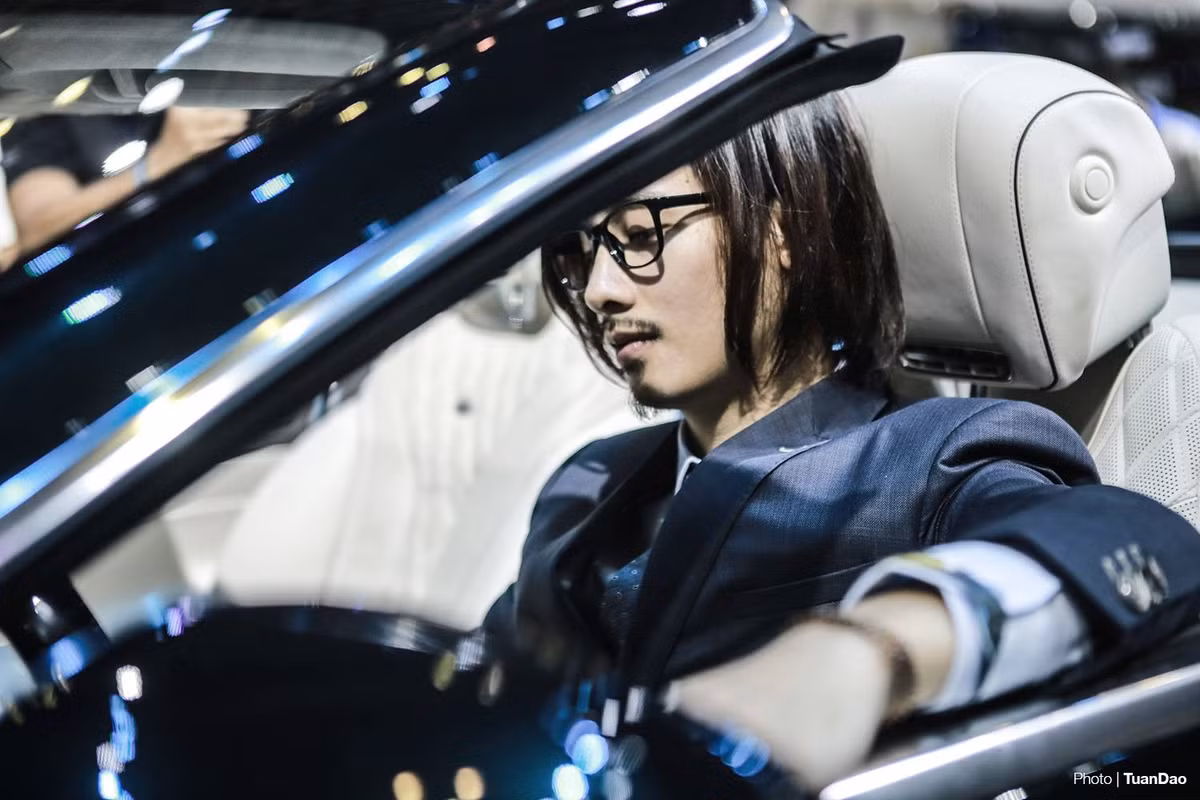 Đã từ khá lâu vlogger JVevermind không ra clip mới, nên các thông tin cũng như ngoại hình của anh chàng này ít được các fan cập nhật. Mới đây nhất, anh chàng này đăng tải loạt ảnh chụp tại một sự kiện về ô tô và ngoại hình của anh ngay lập tức đã trở thành đề tài nóng hổi cho dân mạng và các fan "mổ xẻ".