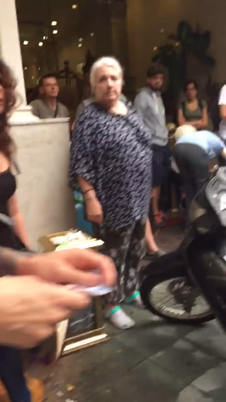 Sau khi đoạn clip và những hình ảnh về hai vị khách du lịch bị xích lô Việt Nam lừa được đăng tải đã nhận được rất nhiều ý kiến của cộng đồng mạng và đa phần đều là những bình luận hết sức bức xúc về hành động này.