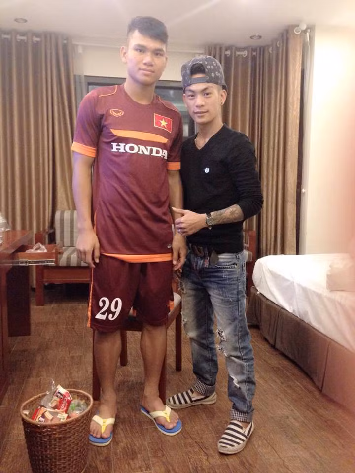 Sau đó một tân binh khác của U23 Việt Nam như Trọng Đại cũng mạnh dạn đề nghị Hữu Lộc tạo kiểu tóc mới cho mình.