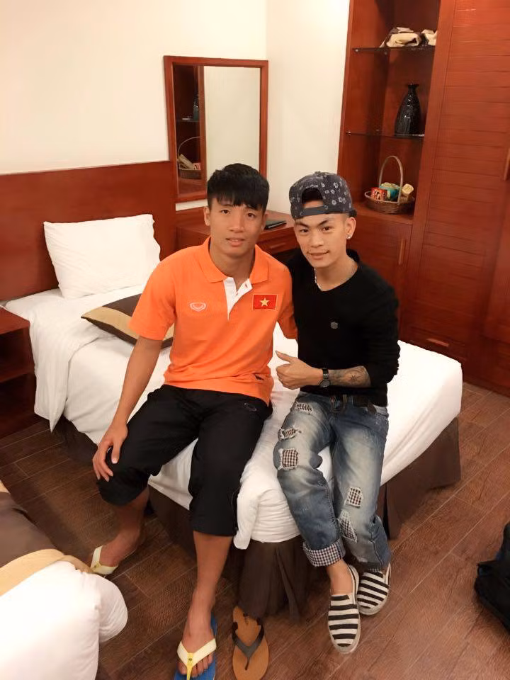 Người được các cầu thủ tin tưởng để tút lại nhan sắc cho mình đó là tay kéo quen mặt với các cầu thủ từ cấp U23 đến ĐTQG là Nguyễn Hữu Lộc.