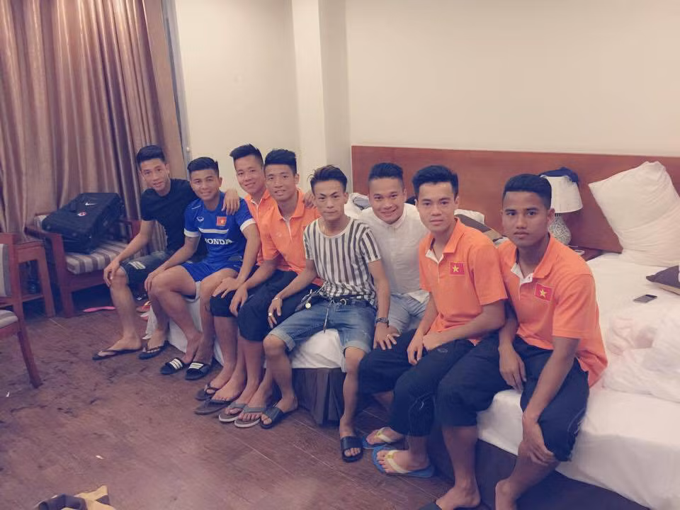 Hữu Lộc chụp ảnh tập thể cùng với các cầu thủ U23 Việt Nam trong đợt tập trung trước vòng loại U23 châu Á diễn ra vào hồi tháng 6 năm 2015. Ảnh: NVCC.