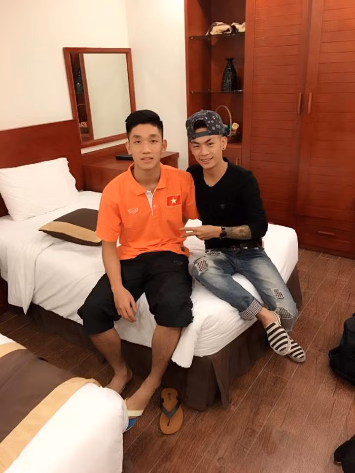 Một số cầu thủ U23 Việt Nam đã quen với tay kéo này như Văn Toàn, Tiến Dũng, Thanh Bình là những người bị anh chàng thợ tóc gốc Quảng Trị này đè đầu trước tiên.