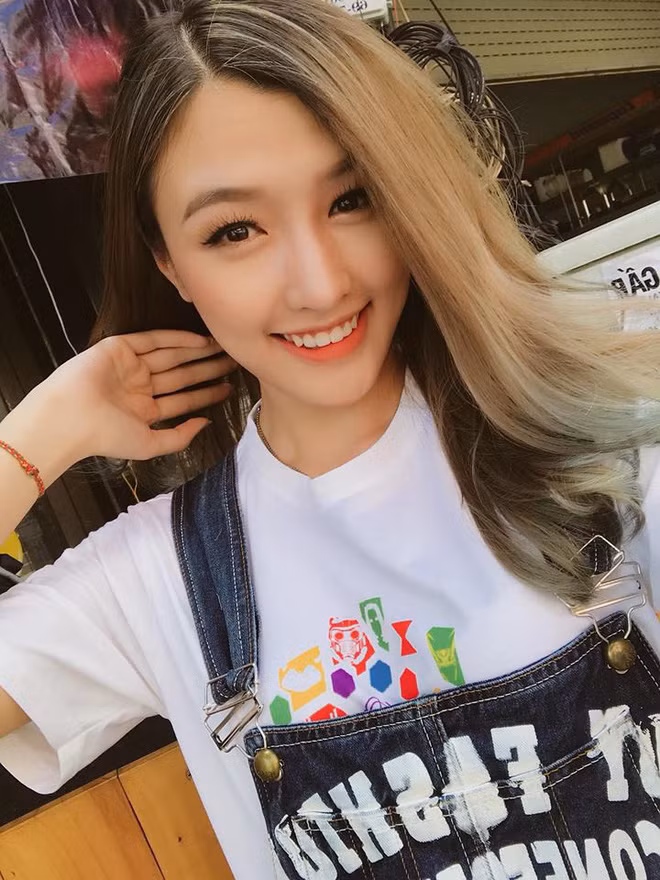 Phương Chi - cô nàng quen mặt với khán giả qua chương trình The Face mùa 2 hoá ra cũng từng là sinh viên và còn là hoa khôi của trường Báo. Trước khi được biết đến là một thành viên trong team Hoàng Thuỳ tại The Face, cô bạn này còn từng đăng quang "Nữ hoàng trang sức" vào năm 2015.