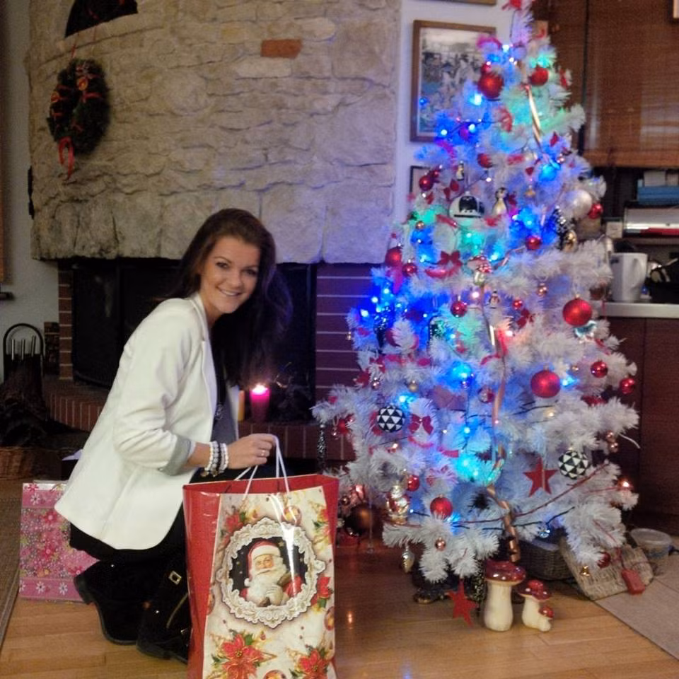 Nhưng điểm yếu "chết người" của Radwanska là những cú trả giao bóng khá yếu ớt. Việc giao bóng thiếu uy lực cũng khiến cho tay vợt xinh đẹp 26 tuổi này gặp rất nhiều khó khăn.