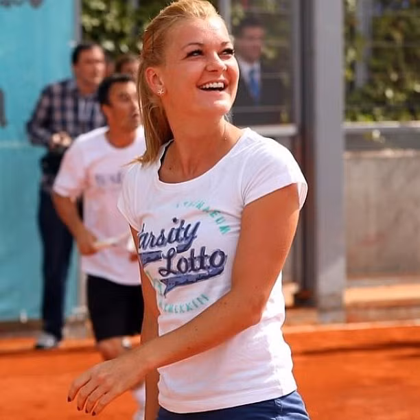 Agnieszka Radwanska được biết tới là một tay vợt biết xây dựng lối chơi thông minh trong cả phòng ngự và phản công và nhất là những pha phản công từ góc dưới sân.