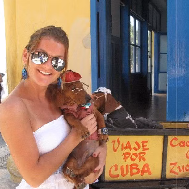 Agnieszka Radwanska chụp ảnh cùng chú chó dachshund trong chuyến du lịch Cuba mới đây của mình.